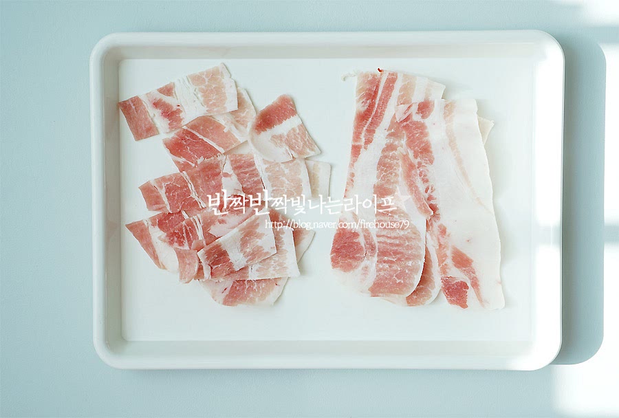 대패삼겹살은 구우면서 토핑으로 올려줄거라 적당한 사이즈로 잘라 준비합니다. 고기를 좋아한다면 잘게 썰어서 반죽에도 넣고, 토핑으로 올려도 좋아요.