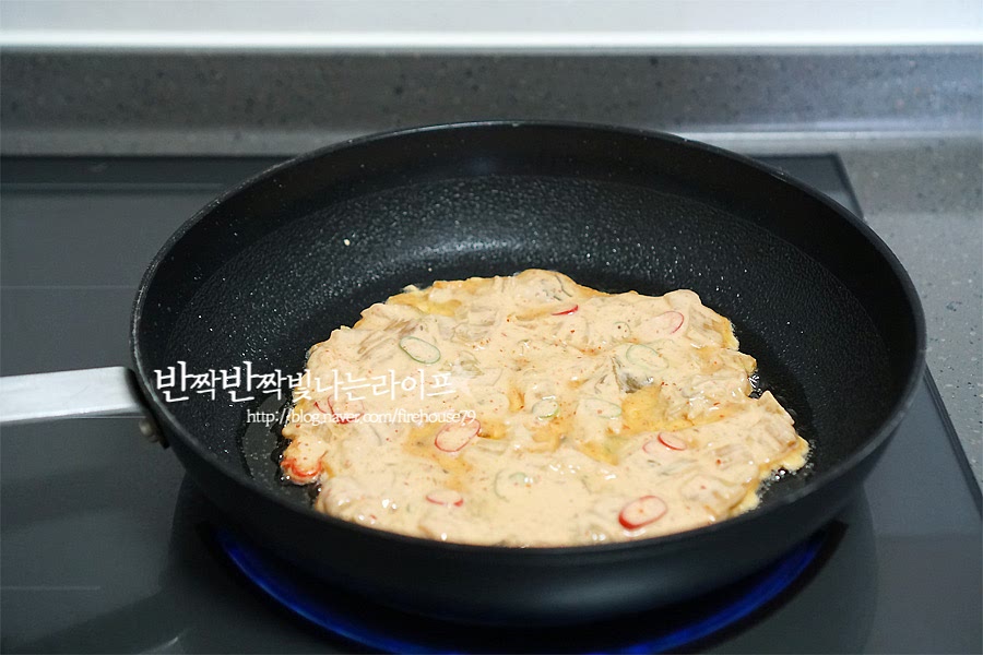 달궈진 팬에 기름을 넉넉히 두르고 반죽을 최대한 얇게 펼쳐 올려주세요. 김치전은 얇고 바삭해야 저는 맛나더라구요 히히 약간 익었을 무렵 대패삼겹살 토핑을 올려주고 뒤집어 구워주면 됩니다. 뒤집어 고기랑 구워지면서 돼지기름이 꽤 나오기 때문에 처음부터 너무 기름을 많이 넣지않아도 되더라구요. 고기가 익으면서 작아지니깐 토핑을 빼곡하게 듬뿍 올려주었어요. 뒤집어가며 앞뒤가 노릇노릇 익혀주면 되어요. 김치전 만들기 완성입니다 ♩ 바삭바삭 잘 구워진게 온 집안에 맛있는 기름 냄새가 퍼져요. 고기까지 올려주니 더 먹음직스러운 비주얼이 만들어진 것 같아요. 만들면서 간단한 영상도 담아보았어요 :) 간간히 씹히는 고추의 향과 식감, 바삭한 겉면과 고기는 김치전의 고소함을 더 진하게 느낄 수 있게 해준답니다. 뒤집어 구우면서 대패에서 나온 기름이 퍼져서 그런지 전체적으로 김치의 맛과 고소함이 잘 어우러져요. 오징어를 넣었을 때와는 또 다른 맛이라 매력있어요. 애매하게 대패가 남으면 늘 김치볶음밥에 넣어 먹었는데 다음부터는 부침개를 구워먹어야겠어요. 반죽도 바삭바삭, 대패도 바삭하니 식감도 좋았어요. 오늘 같이 비가 내리는 날 기름 냄새 풍기는 메뉴로 막걸리 한잔까지 딱 좋은 것 같아요. 안그래도 내내 집콕이라 ^_ㅜ 여기에 막걸리 한잔 캬 - 마시니 둘의 궁합이 참 좋았답니다. 반이씨말로는 둘의 조합이 워낙 좋아서 술술 넘어간다고 하더라구요. 돼지고기와 묵은지의 조합은 전으로 구워도 맛나요. 중간중간 씹히는 청양고추까지 재료들의 조화가 좋아요. 엄빠가 먹는 모습을 보고는 함께 먹고 싶어하는 꼬맹이 얼굴을 보니 다음에는 김치를 씻어서 콩비지 넣고 아이용으로도 한번 만들어줘야 겠어요. 이번엔 우유컵 들고서 짠만 같이 했어요 ☞☜ 김치전 만들기로 오붓하게 한잔도 하고 간단한 술안주로 만들기 좋은 것 같아요. 꼭 대패가 아니더라도 참치나 크래미를 넣어도 좋고, 오징어를 잘게 넣어도 좋구요. 역시 한국인은 김치 요리가 입맛을 돋구어요. 대패삼겹살을 토핑으로 올린 김치전 만들기 ! 고기가 들어가서 고소한 풍미가 느껴지고 청양고추의 식감과 향이 더해진 바삭한 매력이 있어요. 반죽에 전분을 넣어서 그런지 바삭하게 잘 굽히기도 했구요. 무엇보다 오랜만에 구워먹으니 더 맛이 좋았던 것 같아요. 끄읕 !
