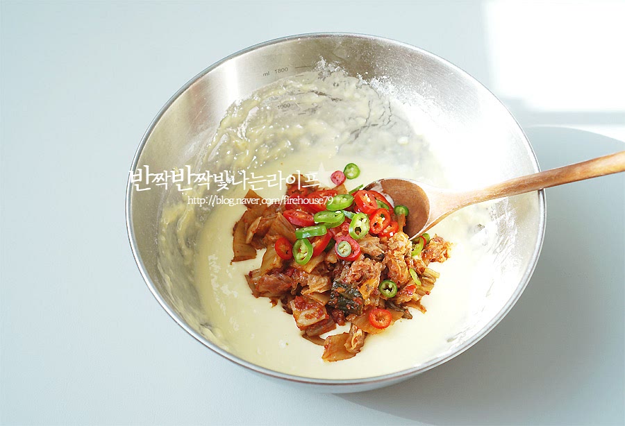 반죽의 완성은 묵은지를 쏭쏭 썰어넣는 것이죠. 잘게 썬 김치와 청야고추를 함께 넣어 빨간색 반죽을 만들어줍니다. 김치로 만드는 요리는 아무래도 어느 정도 익은 것이 맛이 좋으니 묵은지가 아니더라도 잘 익은 김치를 넣어주세요. 홍고추를 넣어서 생략했는데 고추가루를 조금 넣어주면 구웠을 때 빨간색이 더 먹음직스러워요. 그외 기호에 따라 양파를 잘게 썰어 넣어도 되고 다른 야채를 넣어도 좋아요. 저는 딱 기본 반죽을 만들어 구웠어요.