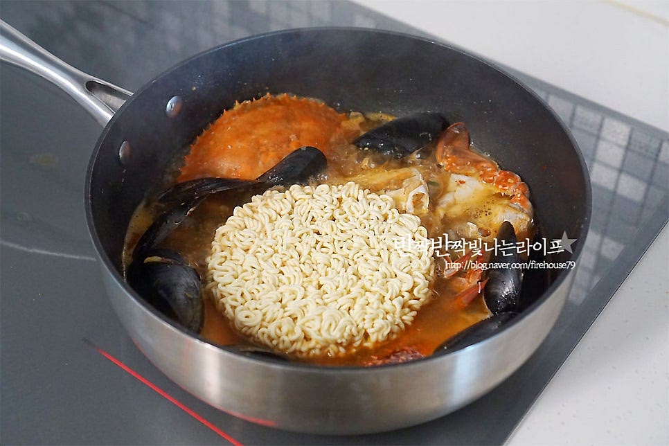 팔팔 끓으면 면을 넣어줍니다. 국물에 면을 풀어주어 익혀요. 면이 취향에 따라 익으면 고추를 넣어 마무리해요. 매콤함을 더해주고 싶으면 고춧가루 약간 더 뿌려주셔도 좋아요. 면의 익기 정도는 취향껏 꼬들꼬들하게 또는 푹 익혀주시면 되어요. 먹기 좋게 그릇에 담아줍니다. 면과 국물, 해물을 같이 담아주면 푸짐하고 먹음직스러워요. 영상도 같이 담았어요. 게를 먼저 볶아 국물을 끓여주어 바다 감칠맛이 더 깊게 스며들었어요. 얼큰하게 고춧가루와 고추도 넣어주어 시원 매콤한 맛에 호로록호로록 젓가락이 움직여요. 시원하고 얼큰한 국물이 끝내주는 라면 맛있게 끓이는 법 푸짐하게 즐겨 보세요^^ 끄읕 !
