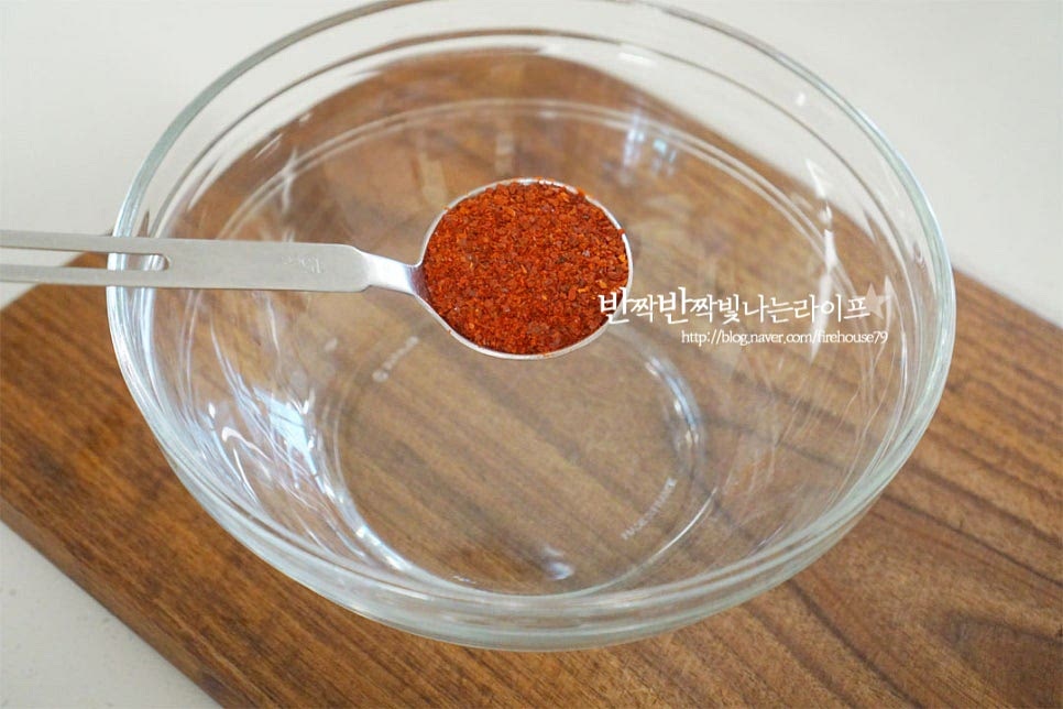 매콤새콤한 양념을 만들어 줍니다. 고춧가루 2큰술, 액젓 1½큰술 매실액 1½큰술, 다진마늘 1/2큰술 사과식초 1/2큰술, 올리고당 약간 넣어주어요. 새콤달콤한 맛은 기호에 따라 가감하여 주시면 되어요. 간을 보아가며 잘 섞어줍니다. 쓴맛이 있는 재료라 새콤달콤하게 간을 해주었어요.