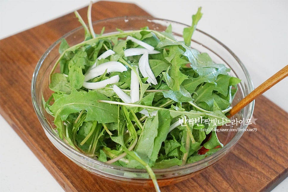 넉넉한 크기의 볼에 재료를 담아 버무려줍니다. 먹기 전 바로 버무려주시고, 살살 버무려 풋내가 나지않게 무침해요. 통깨 약간 뿌려 마무리합니다. 기호에 따라 참기름을 더해주셔도 됩니다. 매콤새콤한 간과 쌉싸래함이 어우러져 별미가 따로 없는데요. 제철에 맛보는 봄철 나물이라 더 맛이 좋습니다. 영상도 같이 담았어요. 민들레무침 맛있게 만들어 봄철 입맛과 영양을 챙겨드세요^^ 끄읕 !