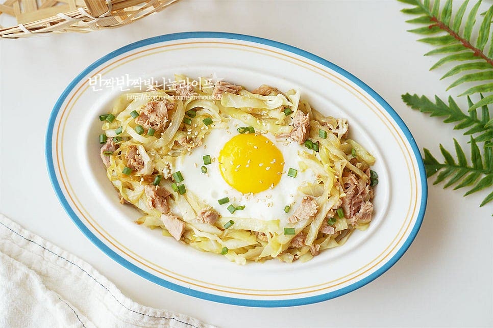 맛있어 보이도록 쪽파 조금 올려서 완성했어요. 촉촉하고 고소하게 먹고 싶어 달걀은 반숙으로 익히고 아삭한 양배추와 감칠맛 나는 참치로 맛을 냈어요. 영상도 같이 담았어요. 식단 조절하는 분들이 가볍고 든든하게 만들어 먹기 좋은 다이어트 양배추덮밥 요리로 레시피도 간단하고 한 그릇 맛있게 챙겨 먹기 좋습니다. 양배추참치덮밥 맛있게 요리해드세요. 끄읕 !