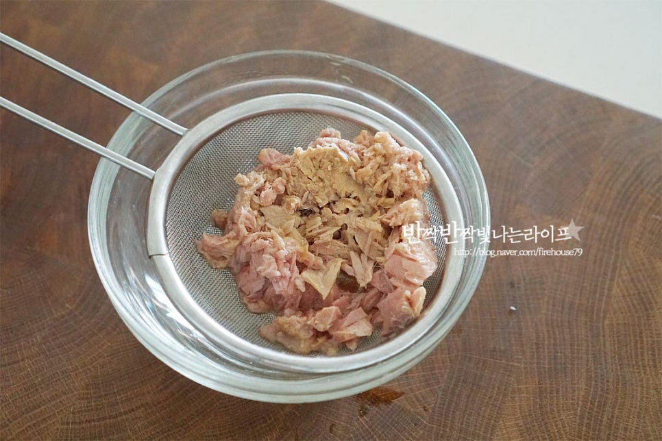 캔에 든 참치는 라이트로 준비했어요. 기름이 들어가면 묵직해지니 조금 가벼운 레시피로 요리하기 위해 체에 밭쳐 살코기만 준비해줍니다.