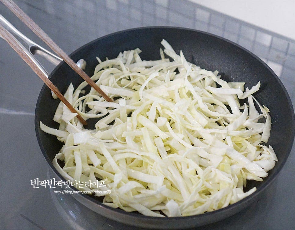 달군 팬에 올리브오일 1 큰 술 두르고 양배추를 볶아줍니다. 식감이 아삭아삭할 수 있도록 센 불에서 눌어붙지 않게 저어가며 익혀줍니다. 적당하게 숨이 죽으면서 투명 빛이 돌기 시작하며 참치액 1/2 큰 술, 저당 굴소스 1/2 큰 술 넣어줍니다. 참치액 대신 간장으로 향을 내어도 좋습니다. 양념이 어우러지도록 볶아줍니다. 양배추가 익으면서 단맛이 풍부해지기 때문에 설탕과 같은 양념은 첨가할 필요 없으며 짭조름한 간을 굴소스와 참치액으로 해줍니다. 저당소스를 활용하면 부담을 줄일 수 있어요.