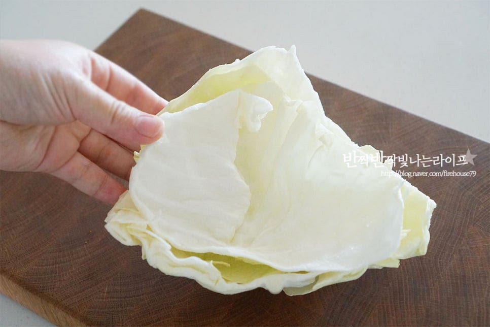 양배추는 낱장으로 세척하여 물기를 제거한 뒤 3~5mm 두께로 채 썰어줍니다. 너무 얇게 써는 것보다 적당하게 채 썰어야 아삭아삭하게 먹는 식감이 있어 든든해요. 열이 가하면 단맛이 풍부하기 때문에 짭조름한 양념만 더해주면 맛이 좋습니다. 부드럽게 요리해드시고 싶다면 조금 더 얇게 채를 썰어주셔도 좋아요.
