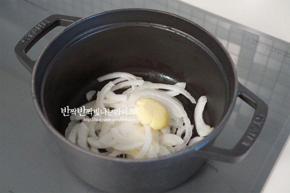 달군 팬에 채 썬 양파와 버터 20g을 넣고 먼저 볶아줍니다. 야채가 타지 않도록 중불에서 볶아줍니다. 양파가 투명해질 정도로 7~8분 정도 볶아주었습니다. 버터에 볶은 달큰한 양파가 스프의 풍미를 더해줍니다.