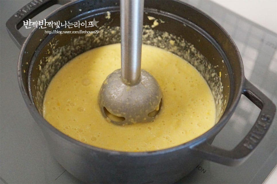 재료가 모두 익으면 불을 끄고 블렌더로 갈아줍니다. 옥수수 껍질이 부드럽게 갈아지도록 곱게 블렌딩해주세요. 농도가 빡빡하다면 준비해둔 생크림을 약간 넣고 갈아주셔도 좋아요.