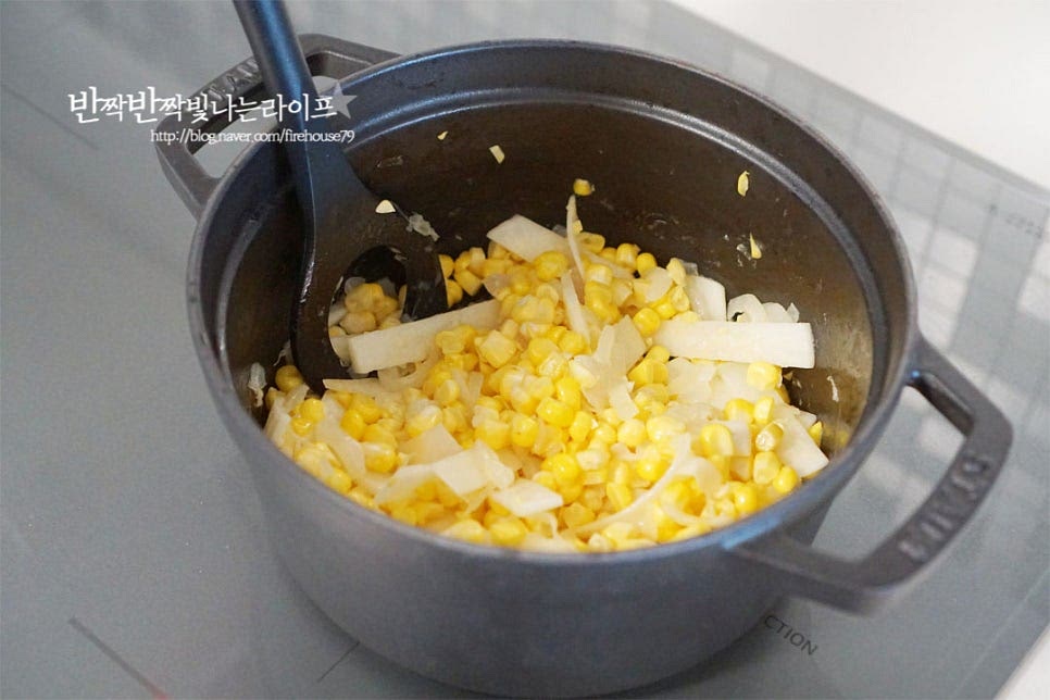 알맹이만 분리해둔 콘 옥수수를 넣어줍니다. 버터 향이 스며들도록 1~2분 가볍게 같이 볶아주어요. 겉에 코팅되듯이 볶아지면 물 200ml를 넣어줍니다. 재료가 자작할 정도로 물을 넣어주시고, 치킨스톡 1/2 작은 술 넣어주어요. 닭 육수 대신 치킨스톡을 활용했어요. 감자와 옥수수가 익을 정도로 한소끔 끓여줍니다.