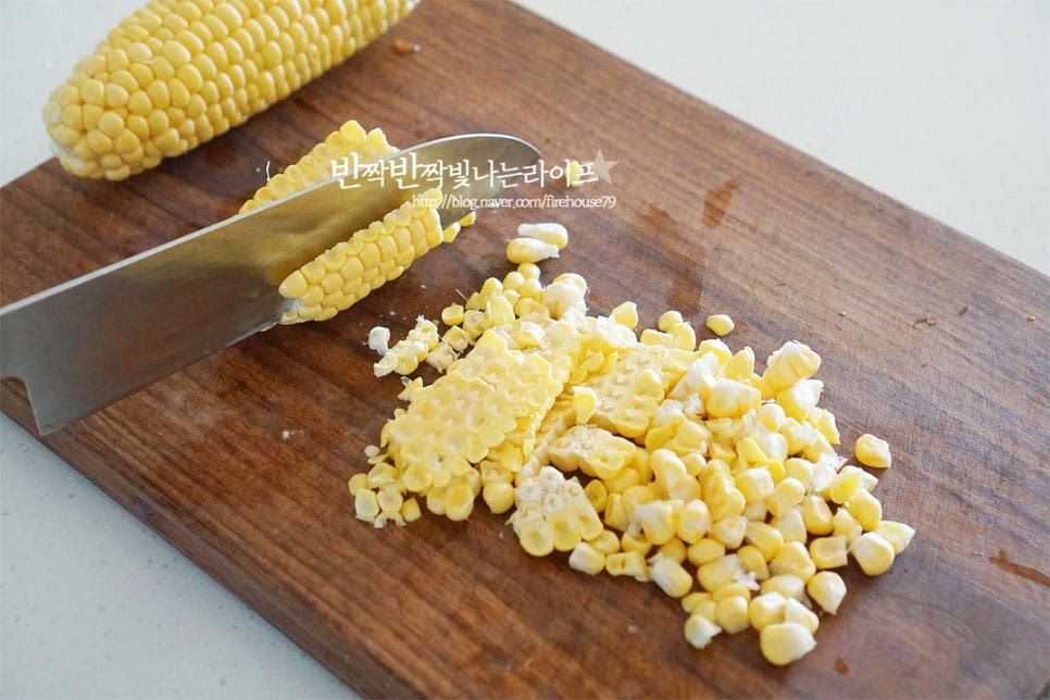 달콤한 맛이 풍부한 초당옥수수요리는 그대로 쪄서 드시거나 샐러드, 구이 등 다양하게 맛보실 수 있는데요. 단맛이 진하기 때문에 콘크림스프로 만드시면 맛이 잘 어울린답니다. 겉잎을 제거하여 준 뒤 가볍게 흐르는 물에 씻어 물기를 털어주고 대를 기준으로 칼로 잘라주어 알맹이만 분리하여 줍니다. 스프를 만들 때 밀가루와 버터를 볶아 루를 만드는 레시피도 있지만 간단하게 감자를 넣어 깊은 맛과 농도를 맞추어 주었답니다. 양파와 감자는 얇게 채를 썰어줍니다. 얇게 썰어주시면 익히는 시간을 단축할 수 있어요.