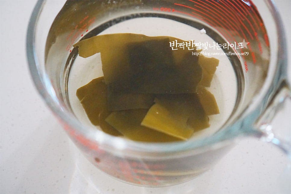 내장이 들어가 감칠맛이 깊게 만들 수 있지만 물을 넣는 것보다 다시마육수로 만들면 감칠맛이 더 깊게 납니다. 물 6컵에 다시마 조각을 넣고 10분 우려주었습니다.