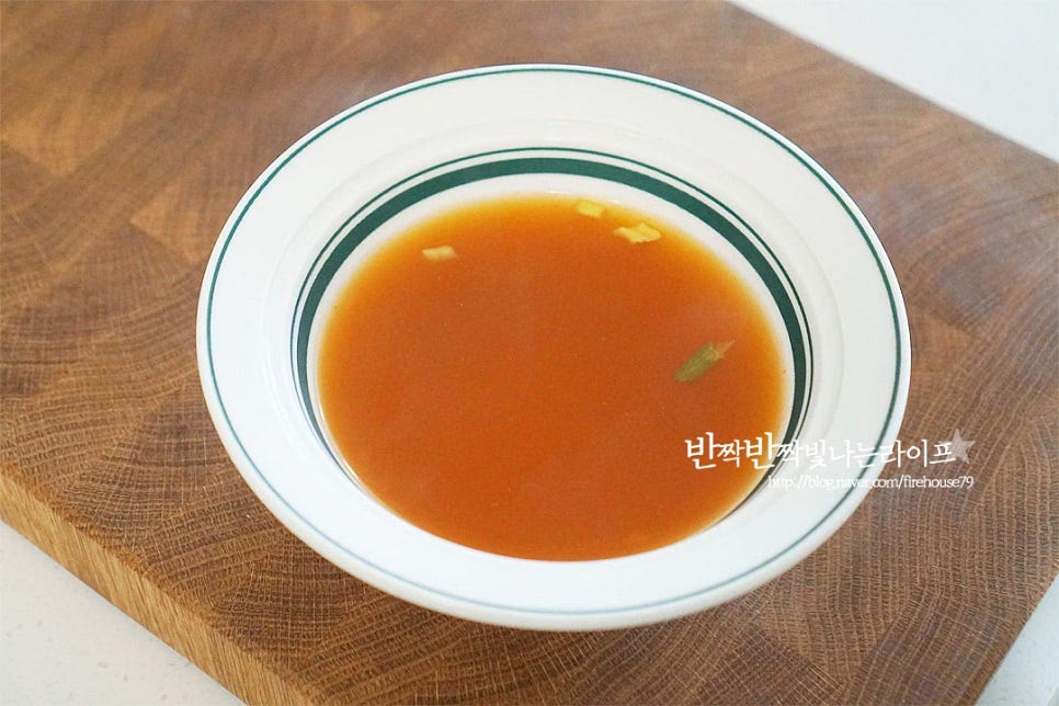 남은 국물은 전자레인지 용기에 부어줍니다. 컵누들 용기는 전자레인지 사용이 불가하므로 사용이 가능한 용기를 준비해주세요. 계란 2개를 넣고 풀어줍니다. 이대로 익혀주기만 하면 됩니다. 따로 소금이나 양념을 넣을 필요 없이 컵누들의 국물로 만드는 것이라 간단해요. 매콤한맛이라 적당하게 매운맛이 나는 게 좋아요.