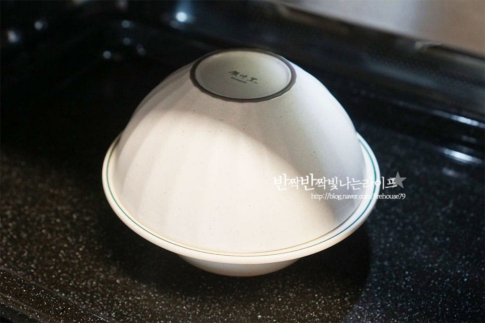 뚜껑을 덮거나 랩을 씌우고 전자레인지 2분 30초~3분 조리해줍니다. 기기의 사양에 따라 시간은 조절해주세요. 3분 정도 돌려주니 딱 먹기 좋게 부드럽고 촉촉하게 익었습니다.