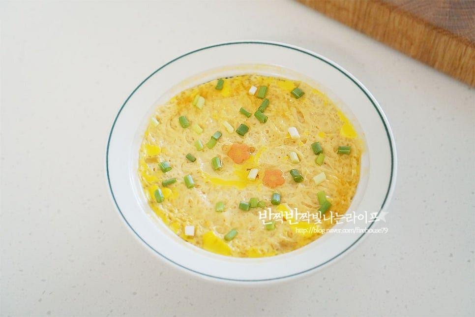 송송 썬 쪽파와 참기름 약간 뿌려 완성해요. 그대로 먹어도 맛있지만 참기름을 약간만 더해도 고소한 풍미를 맛볼 수 있어요. 국물에 양념이 되어있어 달걀만 넣고 만들었는데도 부들부들 감칠맛이 풍부해요. 육수나 조미료 하나 없이 간단합니다. 영상도 같이 담았어요. 한 개 먹고 나면 조금 아쉬울 때 달걀찜까지 먹으면 칼로리 부담은 줄이고 맛은 챙겨 먹기 좋습니다. 컵누들을 먹고 국물에 계란 넣고 전자레인지로 간단하게 만드는 레시피로 맛있고 든든하게 요리해드세요. 끄읕 !
