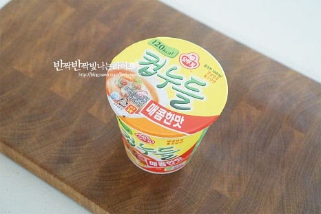 기본 조리법을 참고하여 라면을 끓여줍니다. 간단하게 뜨거운 물만 부어주면 되니 누구나 손쉬운 조리가 가능합니다. 이때 물이나 스프의 양을 조절해도 좋습니다. 뚜껑을 개봉한 후 분말과 건더기 스프를 넣어줍니다. 끓는 물 200ml를 표시선까지 부어줍니다. 3분 뚜껑을 덮고 익혀줍니다.