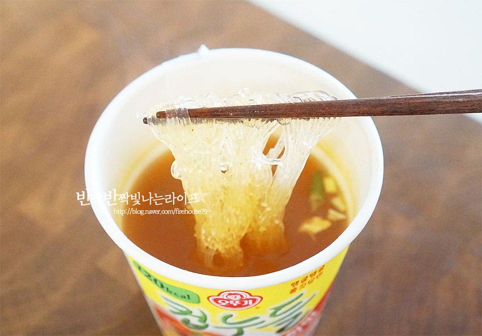 국물은 계란찜을 만들어 줄 것이기 때문에 면은 건져먹으면 됩니다.