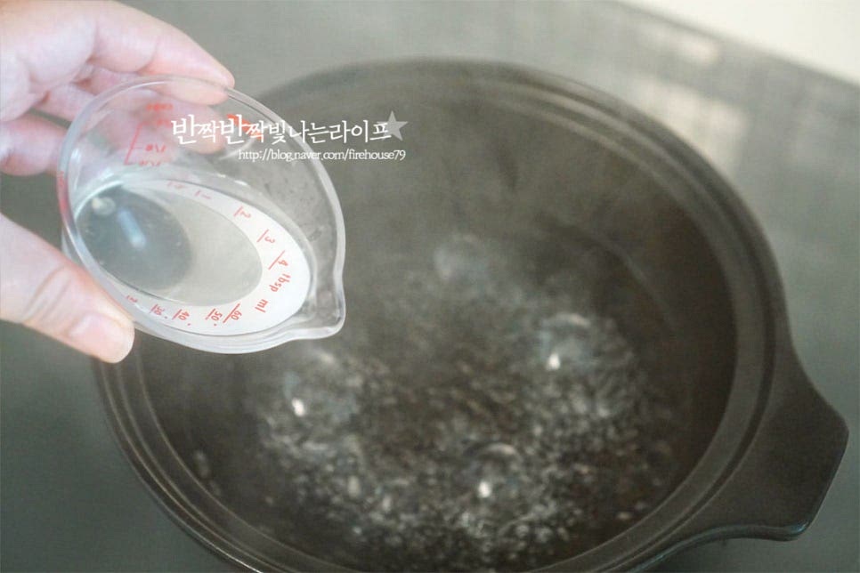 냄비에 물 300ml를 붓고 끓어오르면 생강술(청주) 60ml를 부어줍니다. 물의 양은 냄비의 크기에 따라 조절해 주세요. 채즙이 풍부하기도 하고 끓었을 때 찜기 위로 물이 올라오지 않도록 해주세요. 김이 오른 상태로 재료를 담은 찜기를 올려줍니다. 뚜껑을 덮고 7~8분 쪄줍니다. 양에 따라 10분 기준으로 시간을 조절해주세요. 1분 정도 뜸을 들인 뒤 뚜껑을 열어보면 숙주는 아삭하고 촉촉하게 익었습니다.