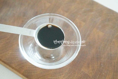 유자청 1 큰 술, 양조간장 2 큰 술 정수 물 1 큰 술, 식초 1 큰 술 꿀 약간 넣고 단맛과 짠맛을 조절해 주세요. 유자청이 단맛이 있기 때문에 간을 보고 꿀이나 알룰로스를 더해주면 됩니다. 짭조름하면서도 새콤달콤한 맛으로 유자의 향이 담백한 차돌박이 숙주찜의 감칠맛과 잘 어울린답니다.