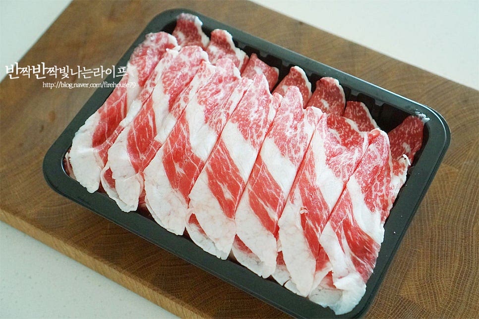 소고기 부위 중에서도 육향이 진하고 고소한 차돌박이는 구워서 먹어도 맛있지만 담백하게 차돌박이찜을 만들어도 맛있어요. 키친타월 위에 올려 가볍게 핏물을 제거해줍니다. 얇게 썬 것이라 찢어지지 않게 손질해 주세요.