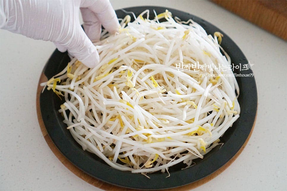 찜기 위에 숙주를 듬뿍 올려줍니다. 그 위로 소고기말이를 올려줍니다. 가볍게 소금, 후추를 뿌려줍니다. 깔끔 담백하게 만드는 요리로 간은 간단하게만 해줍니다. 양이 많아 보여도 익으면서 숨이 죽어요. 기본 야채로 만들었는데 입맛에 따라 배추, 표고버섯, 고구마, 옥수수 등 다채롭게 넣으면 푸짐합니다.