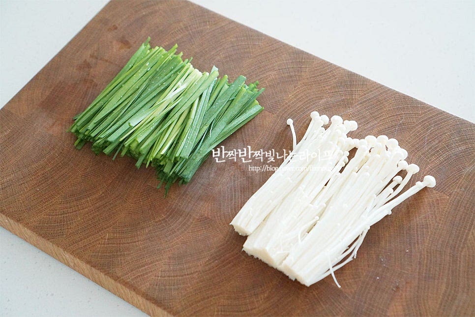 숙주와 함께 기본적으로 빠질 수 없는 부추와 팽이버섯을 준비했어요. 소고기 크기에 맞추어 길게 썰어줍니다. 돌돌 말아 모양을 내어줄 것이라 길이를 대어 보고 그에 맞게 썰어주면 됩니다. 깻잎은 세척 후 물기를 제거하고 꼭지는 잘라내고 반으로 갈라줍니다.