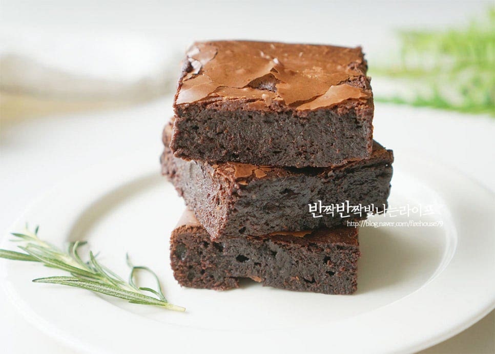 냉장실에서 차갑게 두었다가 꺼내어 먹기 좋게 네모나게 잘라서 완성했습니다. 위에 얇은 막이 생겨서 바사삭한 식감과 진하고 쫀득한 달콤함이 맛있어요. 영상도 같이 담았어요. 만드는법 베이킹 과정이 간단한 편인 브라우니는 재료를 준비하여 반죽을 섞어 오븐 또는 에어프라이어로 구워주면 완성되는 레시피에요. 서툴더라도 맛은 실패 없이 만들 수 있답니다. 쫀쫀한 맛을 좋아해서 내장실에 두었다가 커피나 우유 곁들여 디저트로 먹기도 좋고 아이스크림을 올려 홈카페를 즐겨도 좋습니다. 진한 맛을 느낄 수 있는 초코 브라우니 만들기 달콤함을 맛있게 베이킹하세요. 끄읕 !