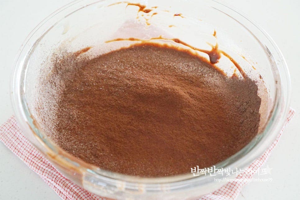 중력분 30g, 카카오 파우더 25g 소금 1g은 곱게 체에 내려줍니다. 아래서 위로 주걱을 움직여가며 날가루 없이 섞어줍니다.