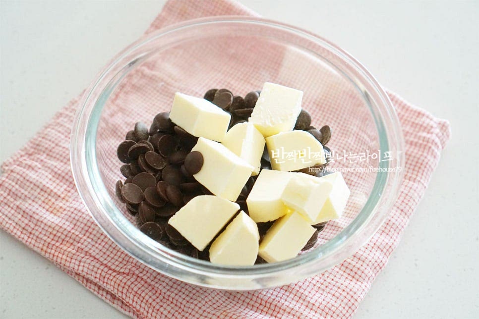 다크 커버춰초콜릿과 무염버터를 넉넉한 크기의 볼에 담아줍니다. 진한 초코맛을 위해 카카오 함량이 높고 좋은 재료를 넣으면 풍미를 더 살릴 수 있습니다. 뜨거운 물을 담은 냄비 위에 올려 중탕으로 녹여줍니다.