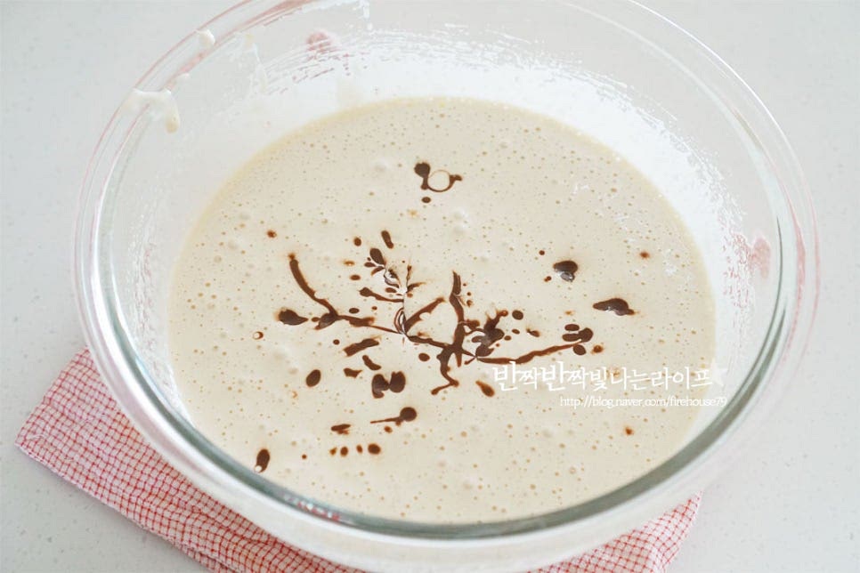 거품이 뽀얗게 올라오면 중탕해둔 초콜릿을 넣어줍니다. 초코와 어우러지도록 가볍게 섞어줍니다.