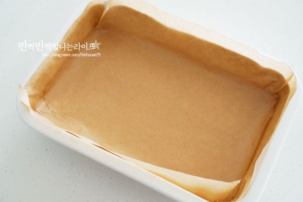 틀 모양에 맞게 유산지를 준비해 줍니다. 만든 브라우니 반죽을 평평하게 부어줍니다. 따로 휴지 과정 없이 굽기만 하면 되어 간단합니다.