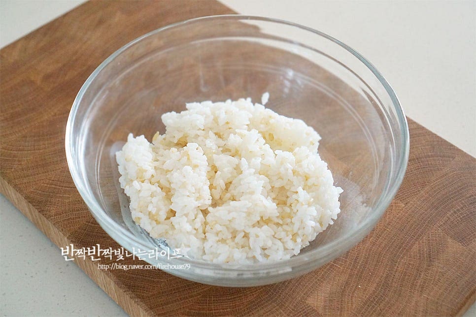 넉넉한 크기의 볼에 밥을 담아줍니다. 볶은 재료와 김가루를 같이 넣어줍니다. 김가루는 생략가능한데 같이 넣으면 달콤 고소하면서 감칠맛이 더해져요. 볶은 소고기와 야채만 넣어도 맛있지만 김가루와 마요네즈를 약간 넣어주면 고소함이 풍부해지고 더 조화롭게 어우러진답니다. 마요네즈를 약간 넣으면 더 잘 뭉쳐지기도 하고 재료들이 어우러지는데 감칠맛이 나요. 참기름과 깨소금 넣고 잘 버무려주어요. 한입에 들어가는 크기로 동그랗게 소고기주먹밥을 만들어줍니다. 그대로 먹어도 맛있지만 더 맛있게 즐기는 방법, 슬라이스치즈를 잘라 올려줍니다. 치즈 하나 올렸을 뿐인데 먹음직스러워 보이며 맛도 좋아요. 영상도 같이 담았어요. 꽃 모양으로 치즈를 올려주면 어린이들 도시락 메뉴로도 좋으며 맛도 풍성해진답니다. 밥에 밑간 한 소고기와 채소, 김가루를 넣고 참기름, 깨소금, 마요네즈로 고소하게 만들어 먹는 간단한 레시피 하나면 든든해요. 소고기 주먹밥만들기 고소하면서 단짠의 풍부한 맛을 동그랗고 맛있게 즐겨보세요^^ 끄읕 !