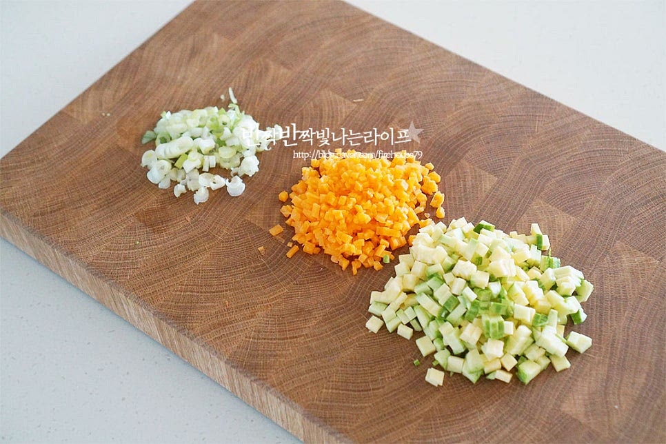 대파는 흰 부분을 잘게 다져 썰어주고 당근과 애호박도 잘게 다져줍니다. 주먹밥은 한입에 들어가는 크기로 만들어줄 것이라 밥과 재료가 골고루 어우러질 수 있도록 뭉쳐서 모양을 내어주어야 하는데요. 그래서 잘게 썰어 넣어주어야 주먹 모양으로 만들어져요.