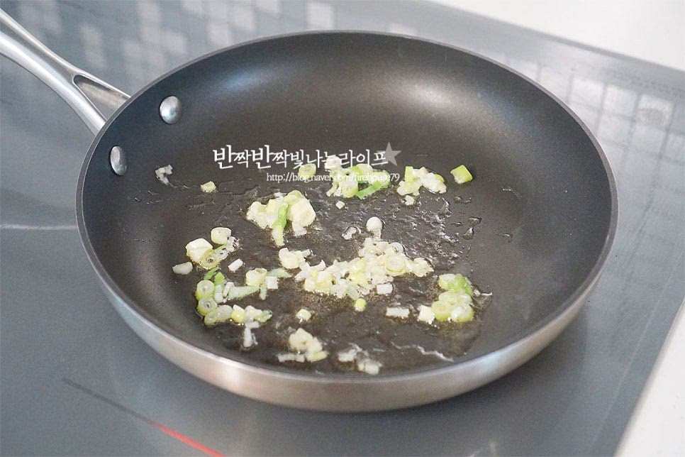 달군 팬에 식용유 약간 두르고 대파를 먼저 볶아 파 기름을 내어줍니다. 달큰한 파를 볶아준 뒤 재료를 넣으면 풍미를 살릴 수 있어요. 파의 향이 향긋하게 올라오면 재운 소고기를 넣고 볶아줍니다. 표면이 익을 정도로 볶아 익혀주어요. 당근과 애호박도 같이 넣고 볶아줍니다. 재료의 수분을 날려가며 볶아줍니다. 이대로 먹어보면 단짠 양념으로 볶아 맛나요. 작게 썬 채소라 금방 익기 때문에 바싹 수분 없이 볶아주었어요.