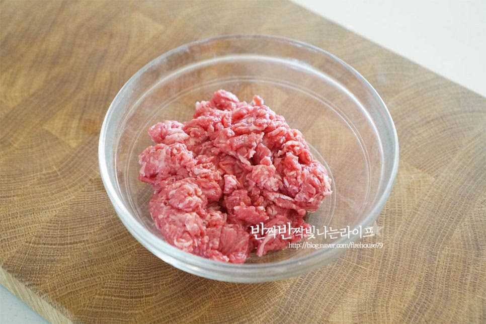 소고기는 불고깃감 또는 다짐육을 준비해 줍니다. 저는 소불고깃감을 키친타월에 올려 핏물을 제거한 뒤 잘게 썰어 넣어주었어요. 재료의 크기가 작아야 밥알과 잘 뭉쳐져요. 짭조름하면서 달짝지근한 간장 양념에 소고기를 재워주는데요. 진간장 1 큰 술, 맛술 1/2 큰 술 황설탕 1/2 큰 술, 간 마늘 1/2 작은 술 참기름 1/2 큰 술, 후추 약간 넣어줍니다. 야채를 손질하는 동안 밑간해 재워둡니다. 간은 입맛에 맞게 단맛과 짠맛을 조절해 주셔도 좋아요.