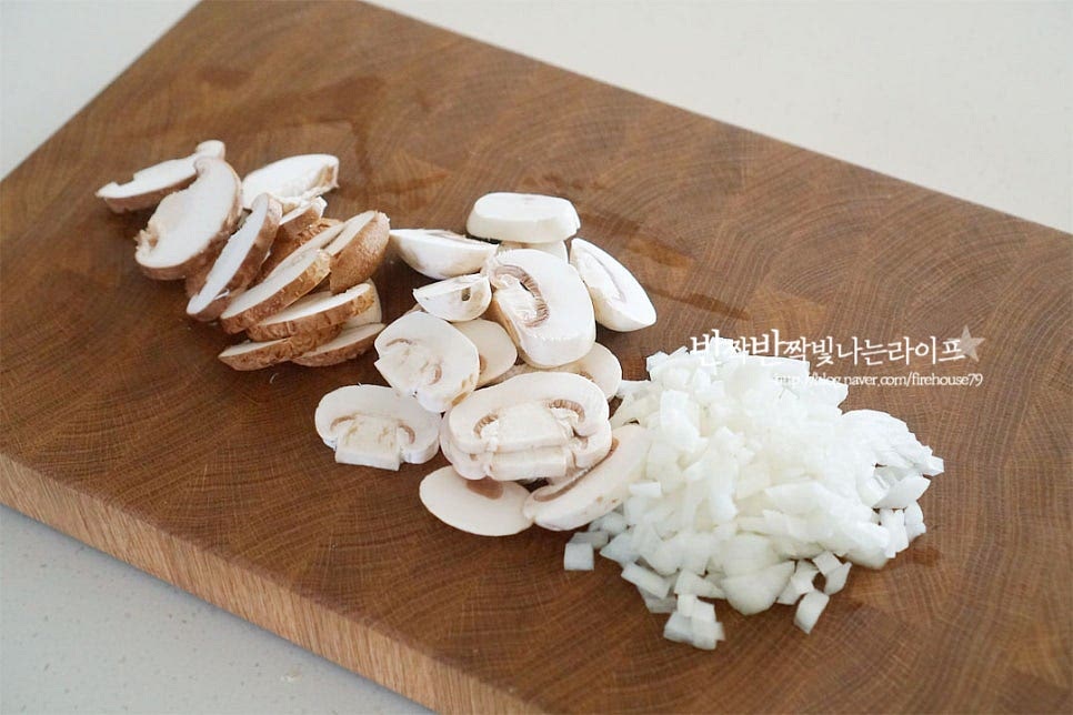 양파는 잘게 다져 썰어주고, 버섯은 먹기 좋게 편으로 썰어줍니다. 익으면서 수분이 빠져 크기가 줄어들어 쫄깃한 식감이 느껴지도록 큼직하게 썰어 넣었어요. 입맛에 따라 부드러운 맛을 살리고 싶다면 잘게 다져 썰어 넣어주셔도 좋습니다. 짭조름한 베이컨은 고소한 소스와 잘 어울리는데요. 채 썰어서 낱개로 분리해 줍니다.