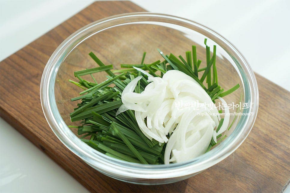 재료를 볼에 담아줍니다. 양파를 좋아한다면 넉넉히 넣으셔도 좋아요. 양념을 넣어줍니다. 고춧가루 1½ 큰 술, 황설탕 2/3 큰 술 간장 1 큰 술, 액젓 1 큰 술 매실액 2/3 큰 술, 참기름 1 큰 술 통깨 약간 넣어줍니다. 입맛에 따라 설탕량은 가감하여 주어요. 간장과 액젓을 같이 넣어주면 감칠맛이 더 좋아요~ 양념재료를 넣고 잘 어우러지도록 버무려주면 벌써 완성이랍니다. 무침 팁~ 살살 버무려주어야 풋내가 나지 않고 식감이 좋아요. 보기만 해도 입맛이 절로 도는데요. 바로 무쳐먹음 제맛이죠^^ 푸짐하게 그릇에 담아내면 어디에나 잘 어우러진답니다. 특히 고기 구워 먹을 때 곁들여주면 파절이 저리 가라죠~ 정말 잘 어울려요. 영상도 같이 담았어요. 고소한 참기름내 폴폴 향긋함과 매콤새콤함이 어우러져 이대로 달걀 프라이 구워서 비빔밥 만들어도 맛깔나요. 특유의 향이 참 매력 포인트죠~ 부추겉절이 하나면 밥상이 푸짐해지는 기분이랍니다. 매콤새콤 양념에 가볍게 버무려 맛깔나게 만들어 드세요^^ 끄읕 !