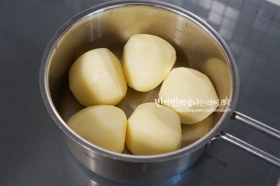 냄비에 준비한 감자를 넣어줍니다. 자박자박하게 잠길 정도로 물을 부어줍니다. 냄비 크기나 양에 따라 조절해주세요. 저는 물 500ml 정도를 넣었습니다. 소금 1 작은 술, 황설탕 1 큰 술을 넣어줍니다. 뉴슈가를 넣고 삶기도 하는데 소금과 설탕을 같이 넣으면 단맛과 짠맛 감칠맛이 어우러져요. 입맛에 맞게 비율을 조절해주셔도 좋아요. 재료를 넣고 삶기만하면 되기 때문에 간단해요. 삶는시간에 맞추어 익혀주면 된답니다. 센 불로 끓이다가 물이 끓어오르면 중불로 낮추어준 뒤 20~25분 삶아줍니다. 감자 크기나 양, 화력에 따라 시간은 조절해주세요. 설탕과 소금으로 간을 해서 삶아서 윤기나고 맛있게 익어요.