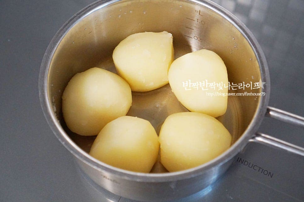 잘 익었다면 분을 내어줄 것입니다. 익은 정도를 알 수 없다면 젓가락으로 살짝 찔러보셔도 좋아요. 삶은 물이 남아있다면 부어서 버려주세요. 중약불로 수분을 날려 살살 굴려주면 겉에서 하얀 분이 생기기 시작합니다. 냄비를 흔들어주셔도 되는데요. 힘을 주어 흔들면 부서질 수 있으니 주의해 주세요. 서로 부딪히면서 감자 분이 많이 나와요.
