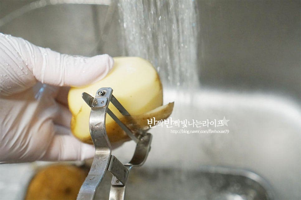 크기는 한 손에 쥐어지는 중간 정도로 준비했어요. 적당한 크기로 삶으면 간도 잘 스며들고 하나씩 집어먹기도 좋더라고요. 흐르는 물에 흙은 씻은 뒤 감자칼로 껍질을 벗겨줍니다. 쪄서 먹을 때는 껍질째 담백하게 먹고 냄비로 삶을 때는 달콤 짭조름하게 간해서 먹음 맛있어요. 손질한 감자는 물에 흔들어 씻어줍니다. 간혹 싹이 난 부분이 있다면 도려내어주세요. 열을 가해도 독성이 없어지지 않습니다.