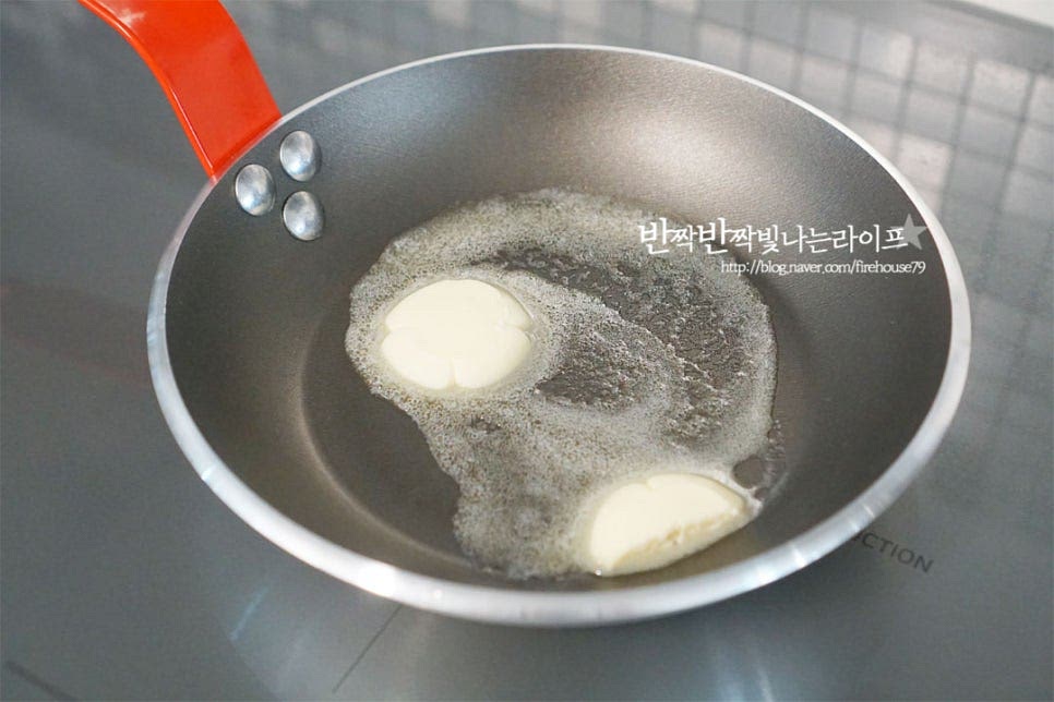 달군 팬에 버터 15g을 녹여줍니다. 그 위로 촉촉한 식빵을 올려 구워줍니다. 버터에 굽다 보면 겉면이 타기 쉬우니 중약 불로 불을 조절하여 전체적으로 골고루 익고 노릇해질 수 있게 구워줍니다. 두께가 두꺼우니 앞뒤뿐만 아니라 옆면도 세워가며 속까지 익혀줍니다. 속에 우유계란물이 흡수되어 있으니 안까지 익을 수 있도록 약불로 구워주세요. 그럼 겉면도 노릇하고 바삭 고소합니다.