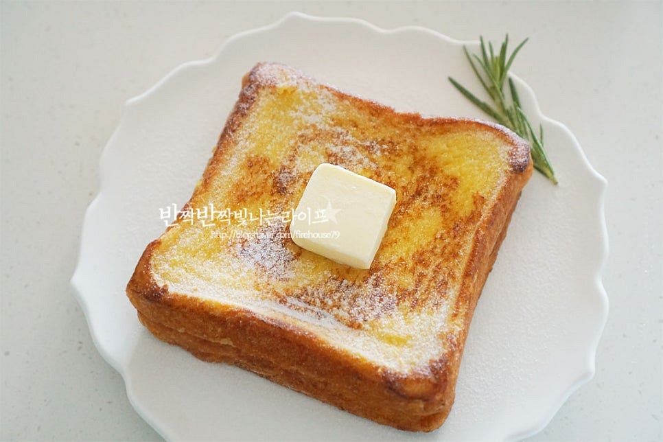 접시에 담은 뒤 슈가파우더를 뿌리고 버터 한 조각 올려줍니다. 입맛에 따라 과일을 곁들여도 좋으며 기본 토핑 재료만으로도 맛있어요. 심플함 속 진한 풍미를 맛볼 수 있답니다. 메이플시럽을 뿌려 완성합니다. 풍미를 더해주는 토핑 재료는 선택입니다. 갓 구워 바삭 촉촉한 프렌치토스트 위에 달콤한 메이플시럽과 슈가파우더 버터 한 조각 올리면 맛있게 완성이에요. 영상도 같이 담았어요. 우유와 계란, 설탕, 소금을 넣은 달걀물에 식빵을 충분하게 적셔 1차로 굽고 2차로 오븐에 한 번 더 굽는 레시피로 간단하면서도 비율에 맞게 만들면 홈브런치를 근사하게 즐길 수 있어요. 프렌치토스트 레시피로 맛있게 만들어드세요. 끄읕 !