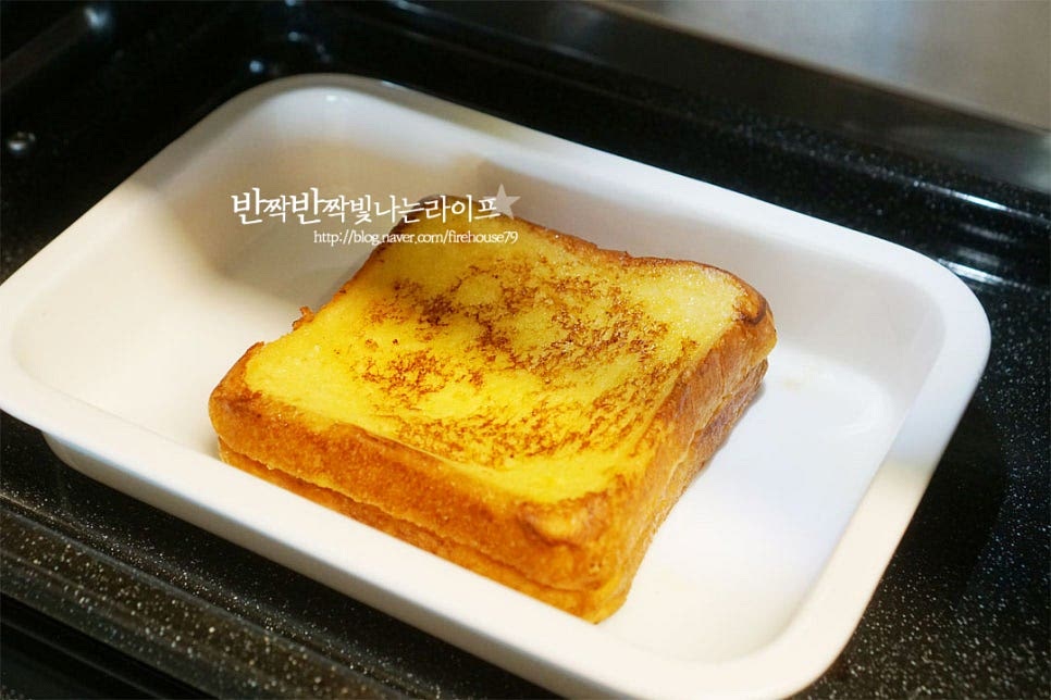 그대로 구워서 드셔도 맛있지만 강민경님은 오븐에 한 번 더 구워 풍미를 더해줍니다. 180도 예열한 오븐에 넣고 180도 5분 구워주었습니다. 오븐 대신 에프로 구워주셔도 좋으며 기기의 사양에 따라 온도와 시간을 조절해 주세요. 오븐에 구워주면 겉이 더 바삭하면서 달콤 고소한 향이 더 깊고 진해집니다.