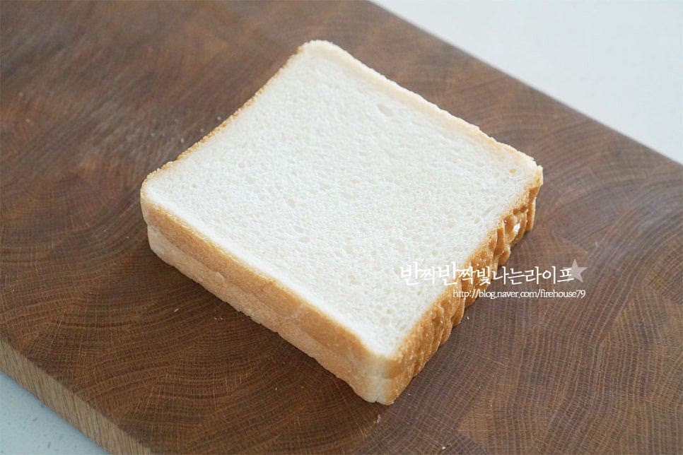 두툼한 두께의 식빵을 부드럽고 촉촉하게 만드는데 통식빵이 없어서 두 장을 겹쳐서 요리했습니다. 무게를 기준으로 부재료의 비율을 맞추면 됩니다.