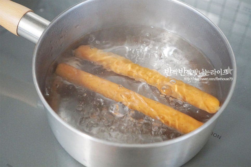소세지는 팔팔 끓는 물에 넣어 2분 정도 데쳐 물기를 털어줍니다. 굽는 것보다 데쳐서 넣어주시면 더 깔끔 담백하고 식감이 탱글 합니다.