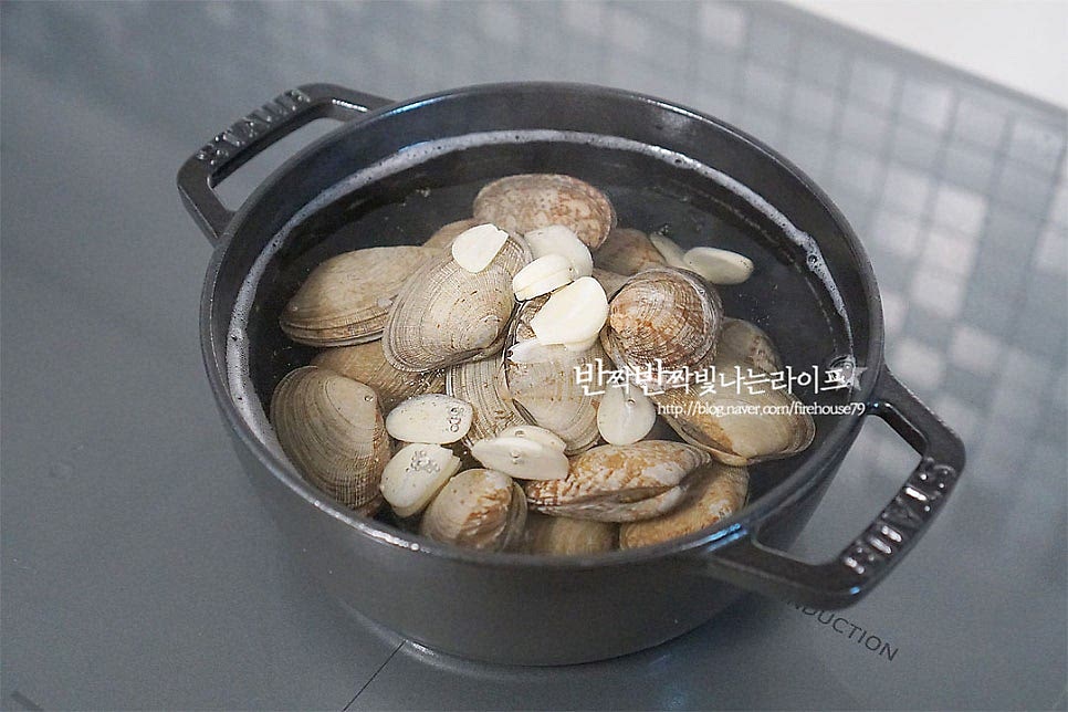 육수가 팔팔 끓는 상태에 바지락과 편으로 썬 마늘을 넣어요. 마늘은 다져서 넣어도 되지만 편으로 썰어 넣어주면 국물이 더 깔끔해요. 생강술(청주) 1큰술 같이 넣어줍니다. 가장자리가 끓기 시작하면 참치액 2/3 큰 술 넣어줍니다. 참치액을 약간 더해주면 특유의 바다 감칠맛이 더 풍부해지는데요. 간에 따라 양은 가감하여 주시고 소금, 맛소금, 액젓으로 대체하여 간을 해주셔도 좋아요. 참치액은 먼저 넣어 주야 비린 맛이 날아가며 감칠맛이 더해져요. 바글바글 끓으면서 바지락조개가 하나둘 입을 벌린답니다. 너무 오래 끓이면 오히려 식감이 질기므로 국물이 뽀얗게 우러나면서 절반 이상 입을 벌리면 익은 것이에요. 혹시 끝까지 입을 벌리지 않는 건 상한 것이므로 드시지 않는 게 좋아요. 대파와 고추를 넣고 1분 정도 끓인 뒤 마무리해요. 크기가 큰 왕바지락으로 만들었더니 국물도 더 진하고 살이 큼직해서 골라 먹는 식감이 참 맛깔났답니다. 특유의 시원함에 고추가 더해져 칼칼하니 속이 확 풀리는 맛이에요. 영상도 같이 담았어요. 하나씩 살을 발라먹는 맛도 좋고 신선한 재료에서 우러난 바다감칠맛이 참 맛나요. 찬바람 부는 날 먹음 뜨끈하니 더 맛이 좋은 것 같아요~ 바지락조개탕 끓이는법 맛있게 만들어 드세요^^ 끄읕 !