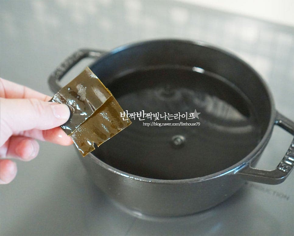 냄비에 물 500ml 정도 붓고 (재료가 자작하게 잠기는 정도) 다시마를 넣고 끓여줍니다. 재료에서 충분히 감칠맛이 나지만 다시마도 같이 더해주면 그 맛이 더 깊어요~ 팔팔 끓어오르면 2~3분 정도 울러준 뒤 다시마는 건져내어 줍니다.