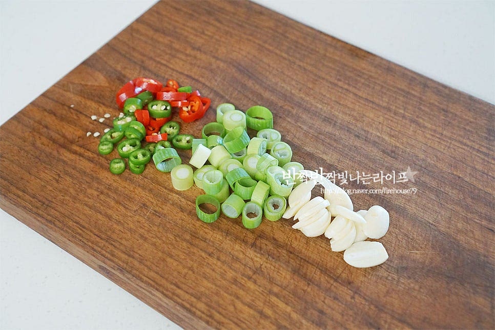 시원하면서 칼칼함을 더해줄 고추와 대파는 송송 썰어주고 마늘은 편으로 썰어줍니다. 고추는 매운맛 기호에 따라 가감하고 대파는 조금 두껍게 송송 썰었어요.
