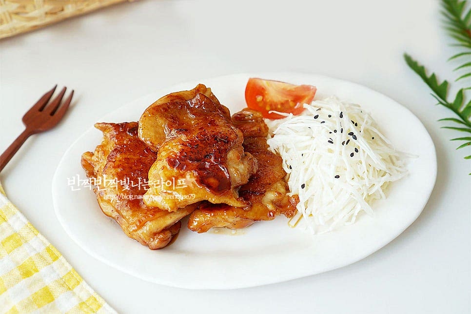야채와 함께 곁들여 닭다리살구이를 완성했습니다. 달콤하고 짭짤한 데리야끼 소스로 만들어 샐러드와 곁들여도 좋고 밥 위에 올려서 먹어도 잘 어울립니다. 닭다리살의 쫄깃하고 고소한 풍미와 단짠의 간장 양념이 어우러져 간단하게 집에서 치킨을 즐길 수 있어요. 데리야끼치킨 맛있게 만들어드세요. 끄읕 !