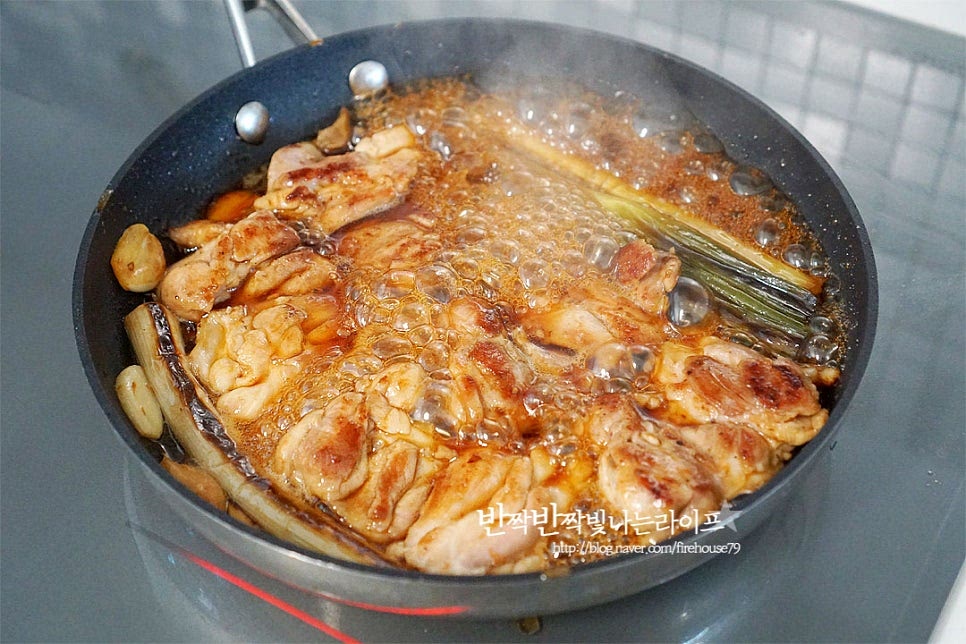 바글바글 2~3분 정도 끓인 뒤 다시마는 먼저 건져내어준 뒤 닭다리살구이를 넣어줍니다. 타지 않도록 불을 조절하여 앞뒤로 소스를 졸여가며 구워줍니다. 양념이 진하게 어우러지면 완성입니다.