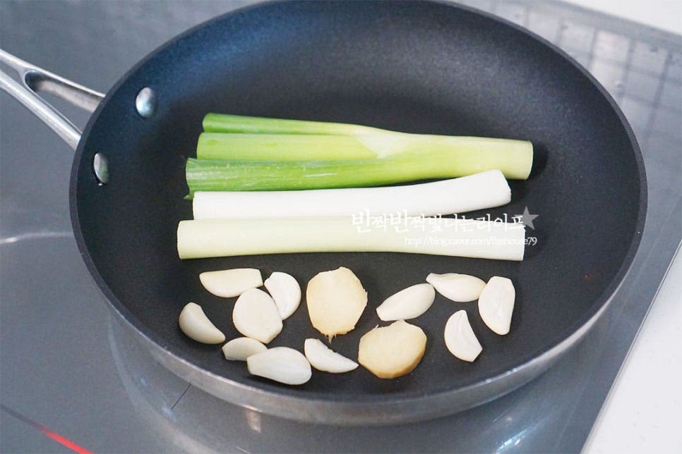 간장과 설탕, 맛술로 단짠의 맛을 내는데 구운 향신채소를 더하면 더욱 깊은 맛을 낼 수 있습니다. 마른 팬에 대파, 편으로 썬 마늘과 생강을 올려 구워줍니다. 향이 나는 야채를 구우면 훨씬 더 감칠맛이 좋습니다. 마른 팬에 노릇하게 구워줍니다. 겉이 노릇하게 구워지면 진간장 3 큰 술, 물 3 큰 술 맛술 3 큰 술, 청주(생강술) 3 큰 술 황설탕 1 큰 술, 조청 2 큰 술 조각 다시마 2장을 넣어줍니다. 단맛은 입맛에 맞게 설탕으로 조절해 주세요. 재료가 어우러지고 설탕이 녹고 맛술의 알코올이 날아가도록 바글바글 끓여줍니다.